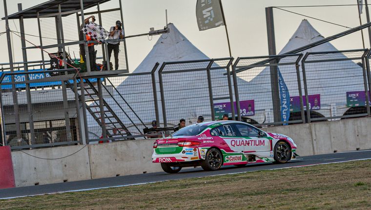 Pernía y su Fluence recibiendo el banderazo en San Nicolás.