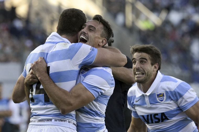 Los Pumas festejan el triunfo ante Australia en San Juan.
