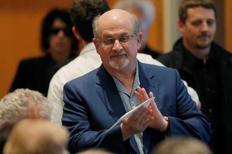 FOTO: Rushdie fue atacado por un joven de 24 años durante una conferencia en EE.UU.
