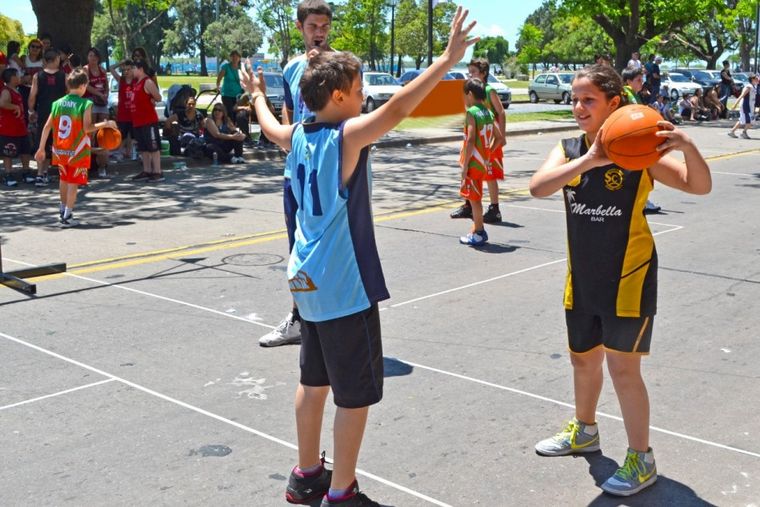 Los partidos se disputaron las canchas montadas en el Patinódromo Municipal.