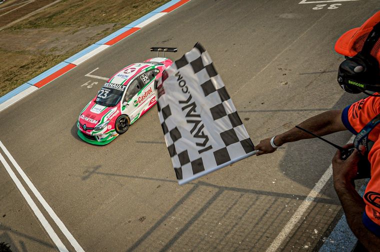 La bandera de cuadros corona la primera victoria de 'Nacho' en el TC2000