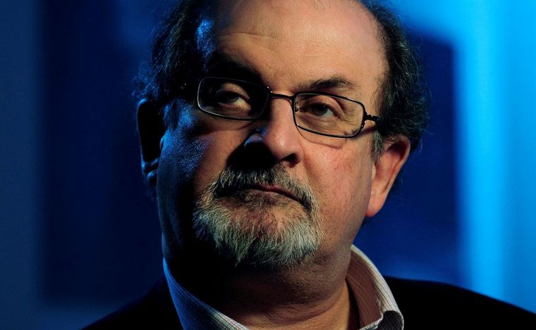 FOTO: Tras el atentado, crecieron las ventas de los libros de Salman Rushdie