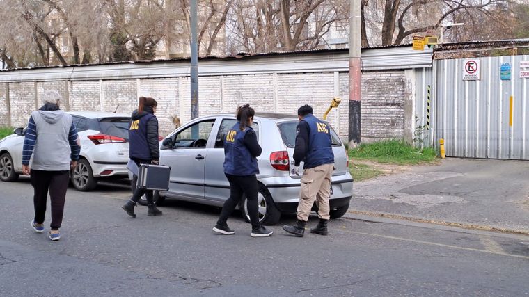El Volkswagen Fox color gris en el que fue baleada la mujer asesinada.