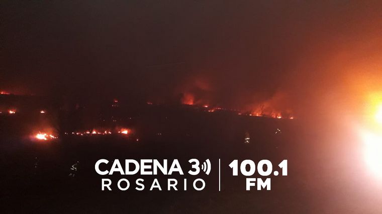FOTO: Incendios voraces obligaron a cortar el acceso al puente Rosario-Victoria. 