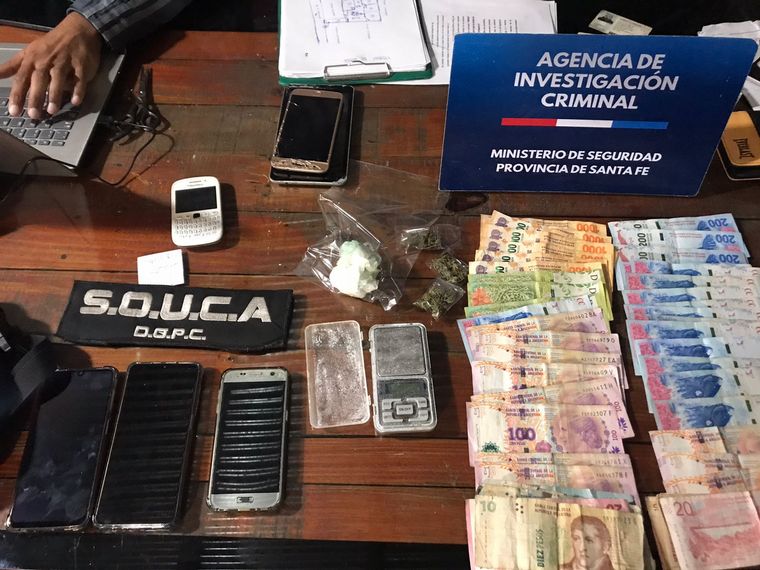 La AIC secuestró una pistola, dinero, varios vehículos, celulares y estupefacientes.