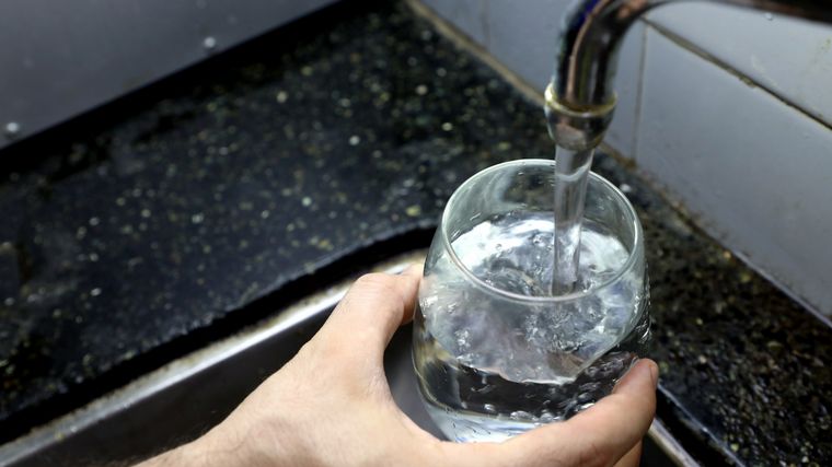 Hace diez años que Aguas Santafesinas subsidia la tarifa del agua y no cambiará.