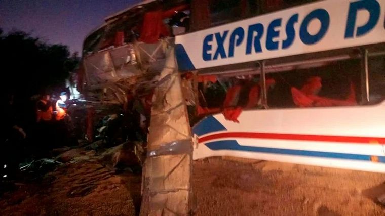 Seis muertos y 11 heridos al chocar un micro y un camión (Foto: Diario Panorama)