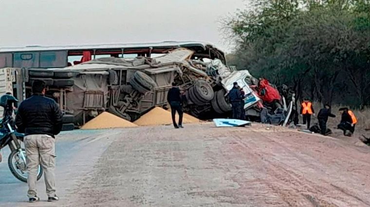 Seis muertos y 11 heridos al chocar un micro y un camión (Foto: Diario Panorama)