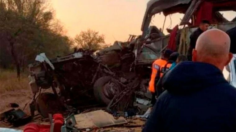 FOTO: Seis muertos y 11 heridos al chocar un micro y un camión (Foto: Diario Panorama)