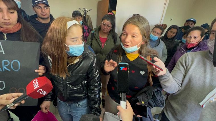 Familiares de los bebés muertos exigieron respuestas al director del Neonatal.