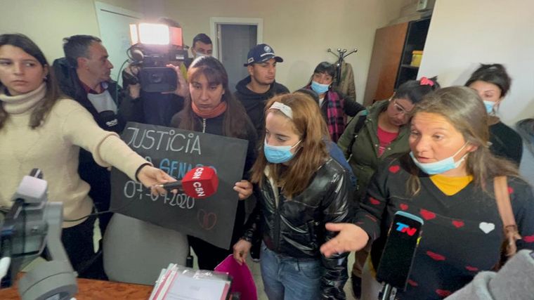 Familiares de los bebés muertos exigieron respuestas al director del Neonatal.