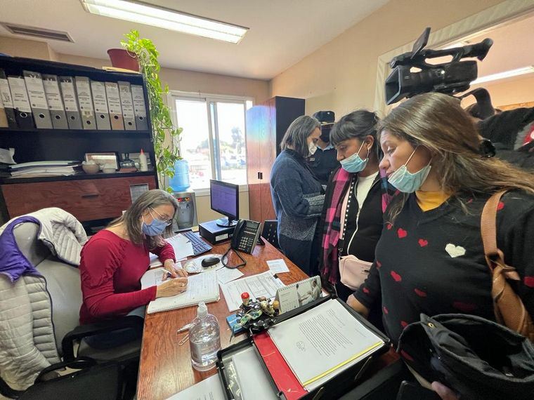 Familiares de los bebés muertos exigieron respuestas al director del Neonatal.