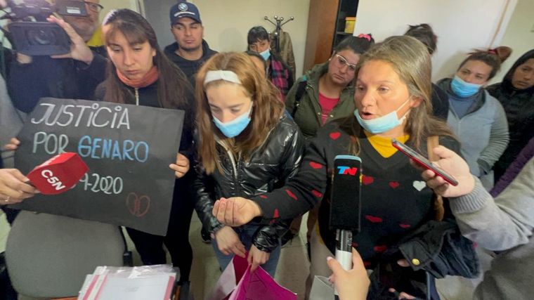 Familiares de los bebés muertos exigieron respuestas al director del Neonatal.