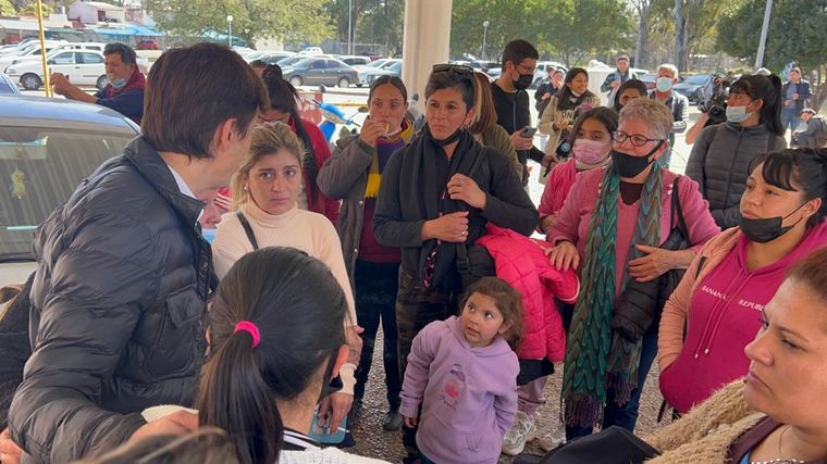 Neonatal: García Moritán estuvo en la protesta de los familiares de los bebés.
