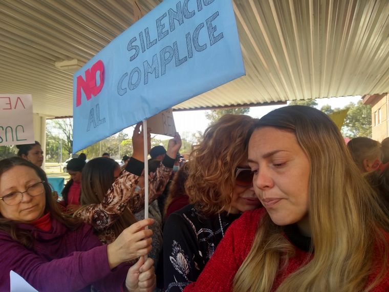 FOTO: Neonatal: García Moritán estuvo en la protesta de los familiares de los bebés.