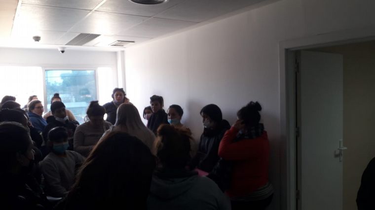 Familiares de los bebés muertos exigieron respuestas al director del Neonatal.