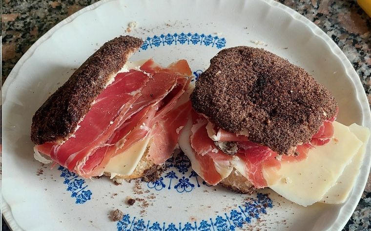 Tortitas negras con jamón crudo: polémica gastronómica en Informados al Regreso.