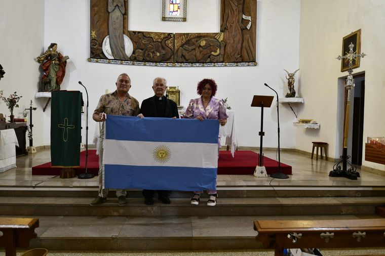 AUDIO: Emotiva entrega de la bandera argentina de Cadena 3 a Cervatos de la Cueza