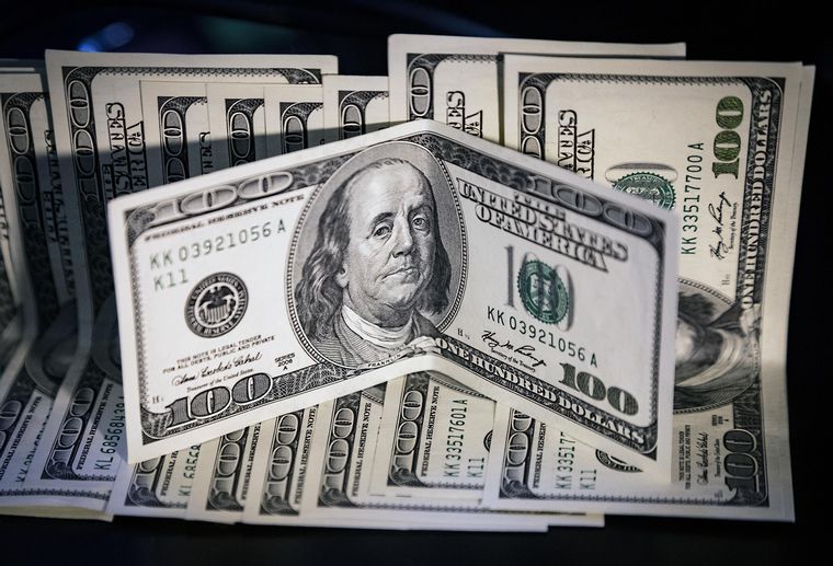 FOTO: El dólar blue inició la semana en baja y se negocia en $272.