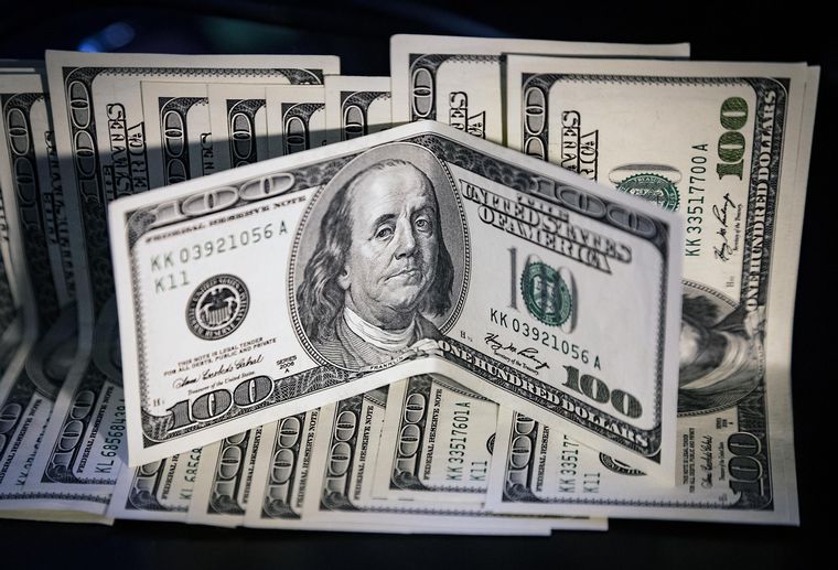El dólar blue inició la semana en baja y se negocia en $272.