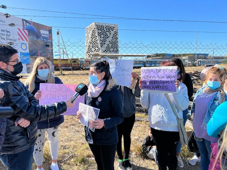 Córdoba: familiares de bebés fallecidos en el Neonatal reclaman en el Centro Cívico.