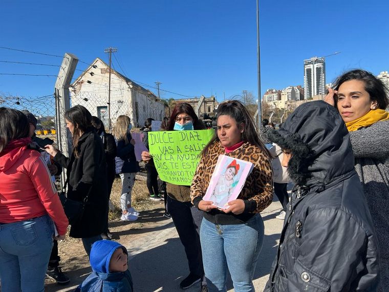 Córdoba: familiares de bebés fallecidos en el Neonatal reclaman en el Centro Cívico.