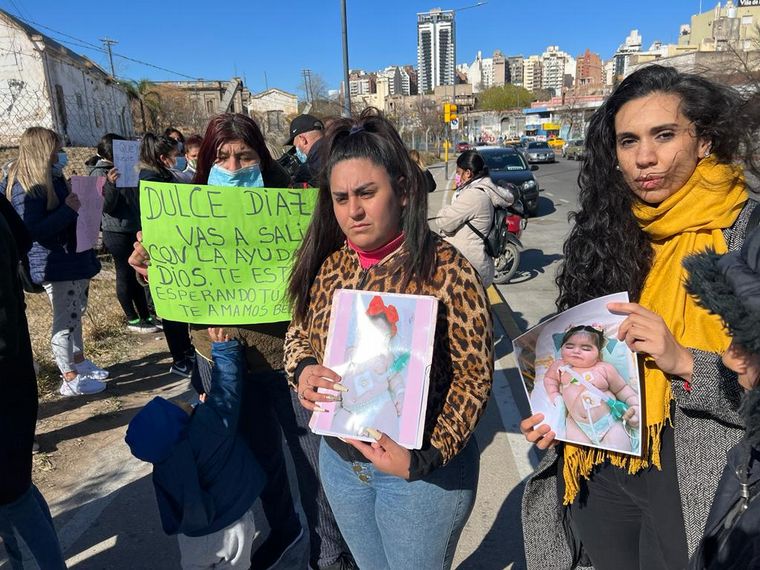 FOTO: Córdoba: familiares de bebés fallecidos en el Neonatal reclaman en el Centro Cívico.