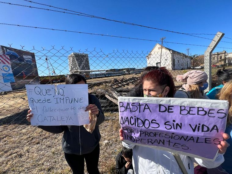 Córdoba: familiares de bebés fallecidos en el Neonatal reclaman en el Centro Cívico.