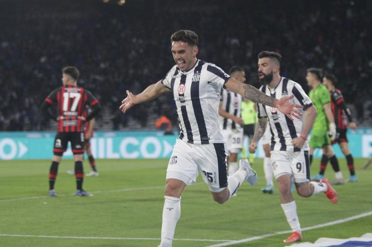 Enzo Díaz se llena la boca de gol tras anotar el tercero de Talleres.