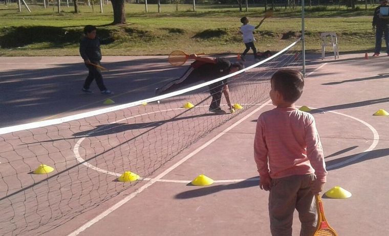 FOTO: Enseña a jugar al tenis a chicos carenciados 