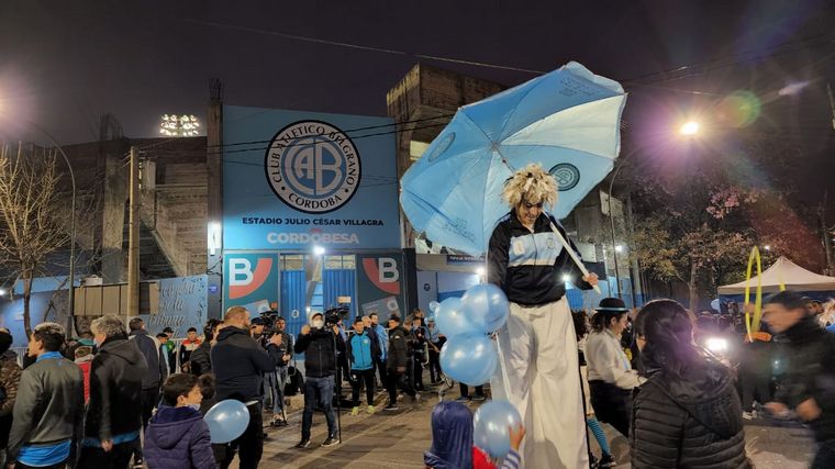 Los hinchas de Belgrano vivieron un clima de final en las adyacencias al estadio.