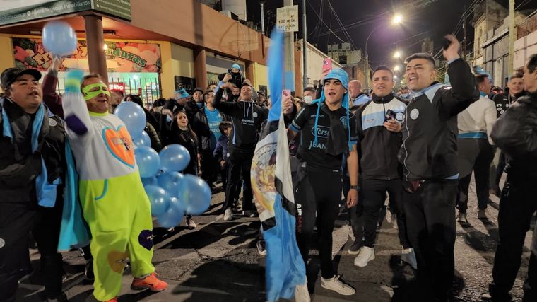 Los hinchas de Belgrano vivieron un clima de final en las adyacencias al estadio.
