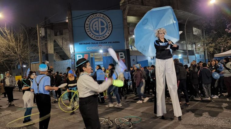 Los hinchas de Belgrano vivieron un clima de final en las adyacencias al estadio.