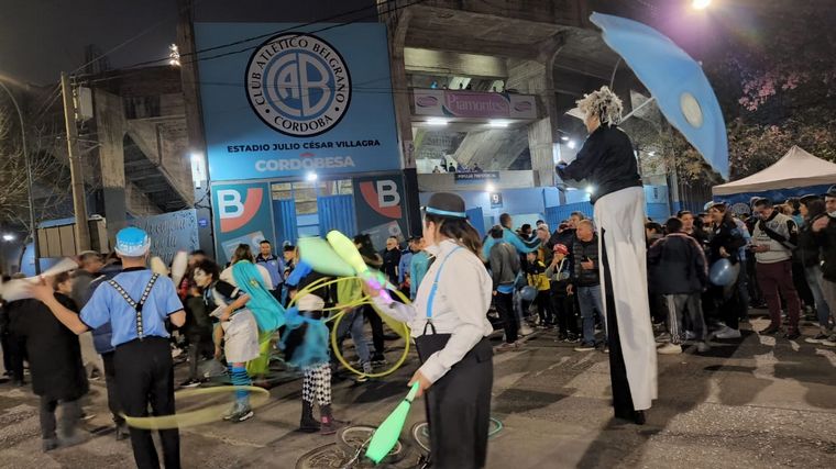Los hinchas de Belgrano vivieron un clima de final en las adyacencias al estadio.
