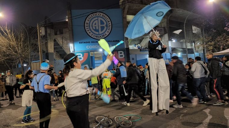 Los hinchas de Belgrano vivieron un clima de final en las adyacencias al estadio.