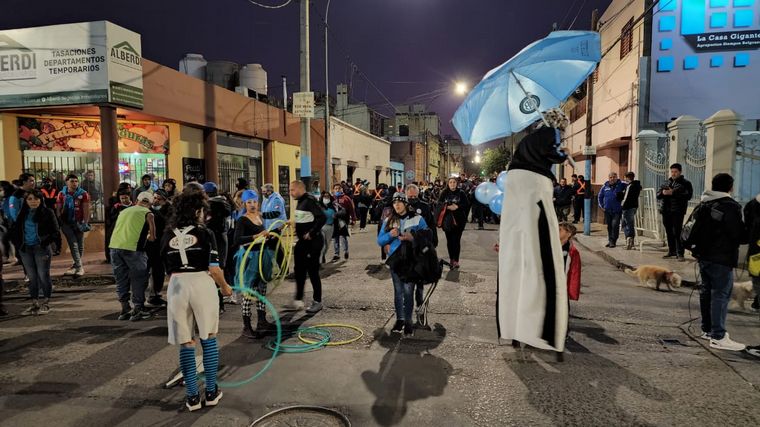 Los hinchas de Belgrano vivieron un clima de final en las adyacencias al estadio.