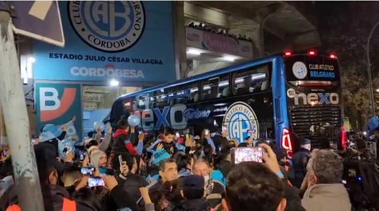 El ingreso del plantel de Belgrano al estadio.