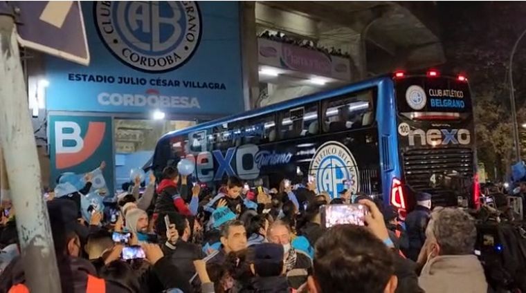 FOTO: El ingreso del plantel de Belgrano al estadio.