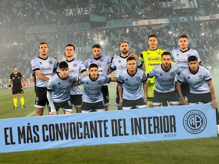 El once inicial de Belgrano, en el momento del recibimiento.