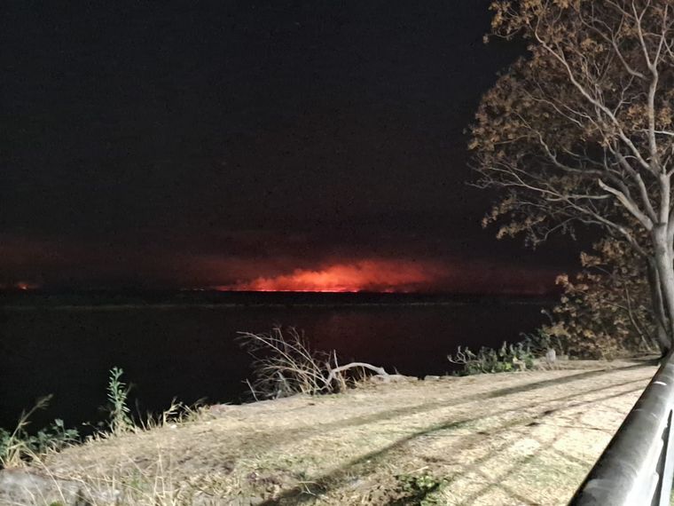 Focos activos este viernes por la noche frente al Parque España de Rosario.