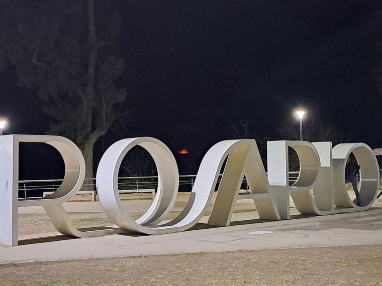 FOTO: Focos activos este viernes por la noche frente al Parque España de Rosario. 
