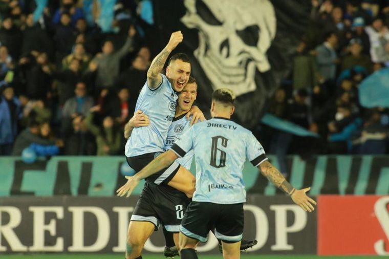 FOTO: Belgrano se llevó un clásico apasionante y quedó mas cerca del tan ansiado ascenso.