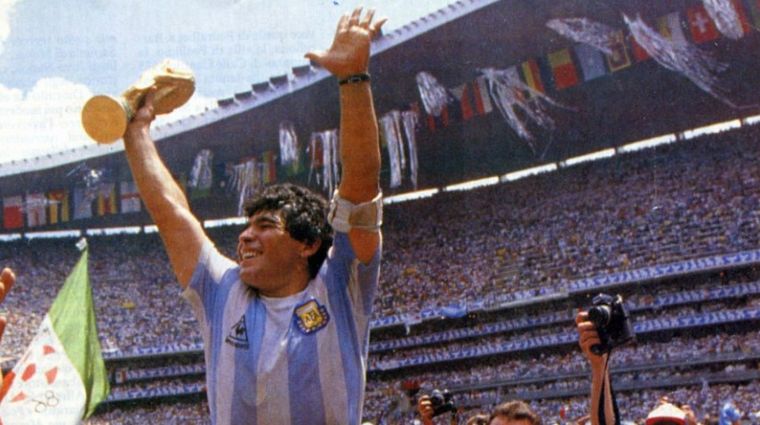 Diego Maradona levantando la Copa del Mundo en el Estadio Azteca de México.
