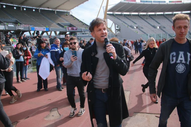 Axel cantó y emocionó a todo el público en el estadio Kempes.