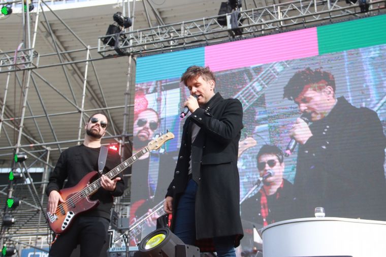 Axel cantó y emocionó a todo el público en el estadio Kempes.