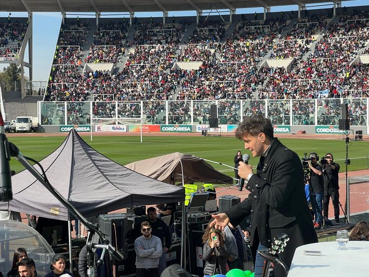 Axel cantó y emocionó a todo el público en el estadio Kempes.