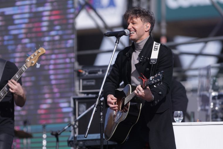 Axel cantó y emocionó a todo el público en el estadio Kempes.