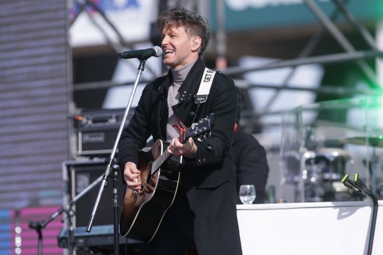 Axel cantó y emocionó a todo el público en el estadio Kempes.