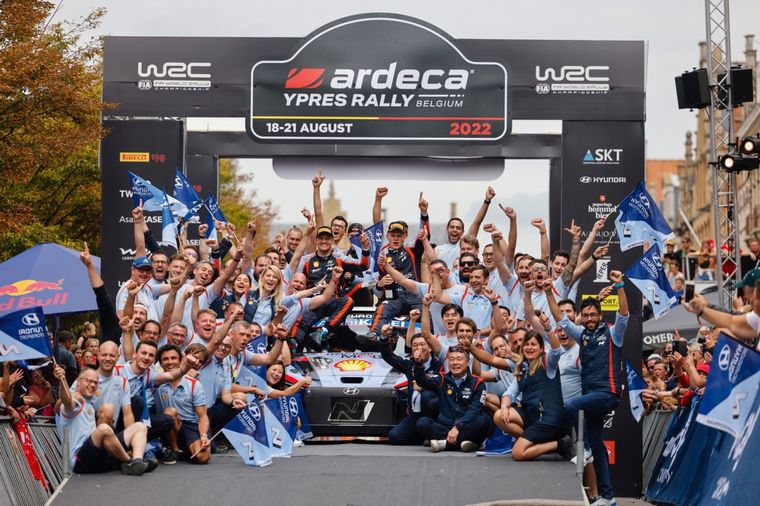 Hyundai Motorsport celebra la victoria de Tänak en el podio final del Ypres Rally