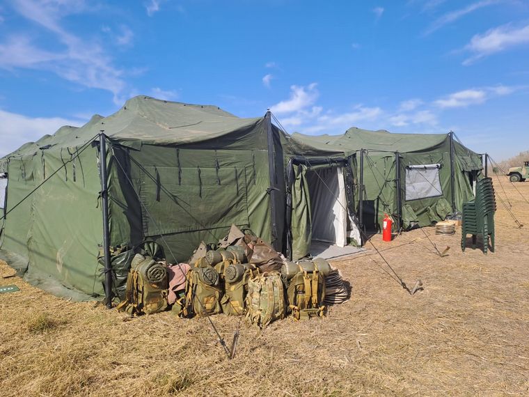FOTO: En el Aeroclub de Alvear se instala un impactante campamento militar de las FF.AA.